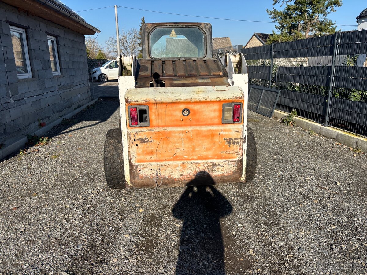 Bobcat S220-smykový nakladač - 3