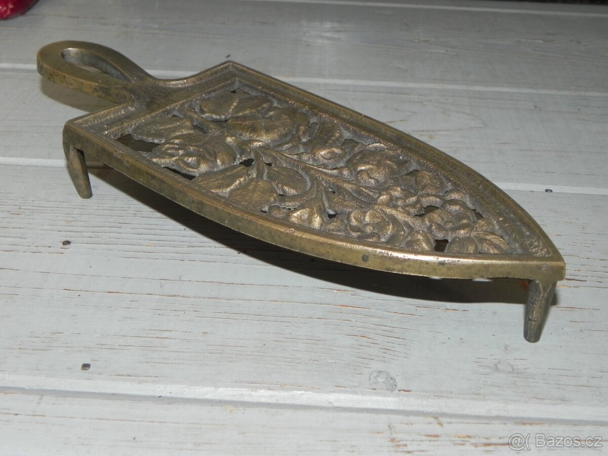 Starý mosazný stojánek na žehličku - 3