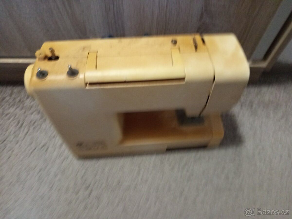 Starý šicí stroj - 3