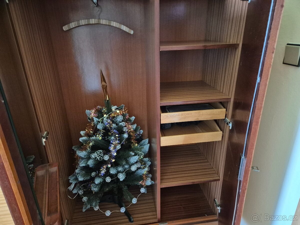 Prodám skříně a knihovny - 3