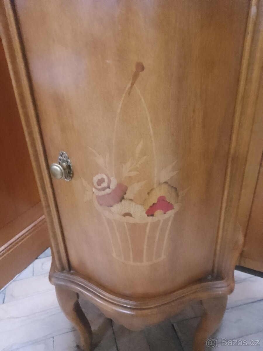 V Ý P R O D E J ... Skříňka s intarziemi. - 3