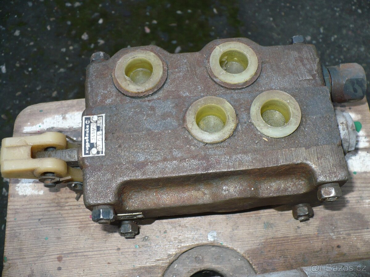 Hydraulický válec a rozdělovač - 3