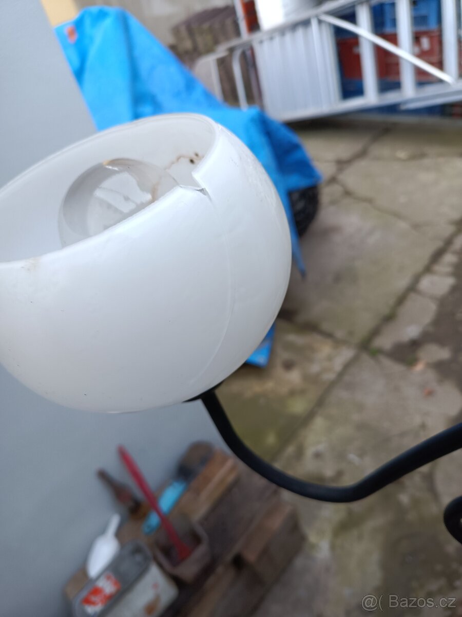 Lustr praskle jedno stínítko - 3