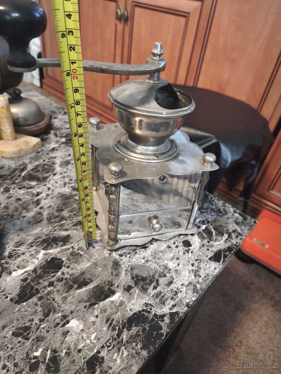 Starý kafe mlýnek,svícen, žehlička,nožík. - 3