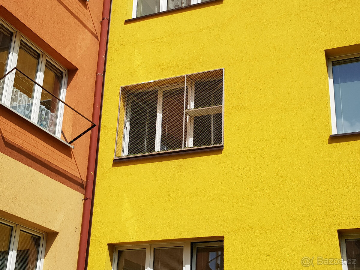 Ochranná síť pro kočky s hliníkovým rámem a umělou trávou . - 3