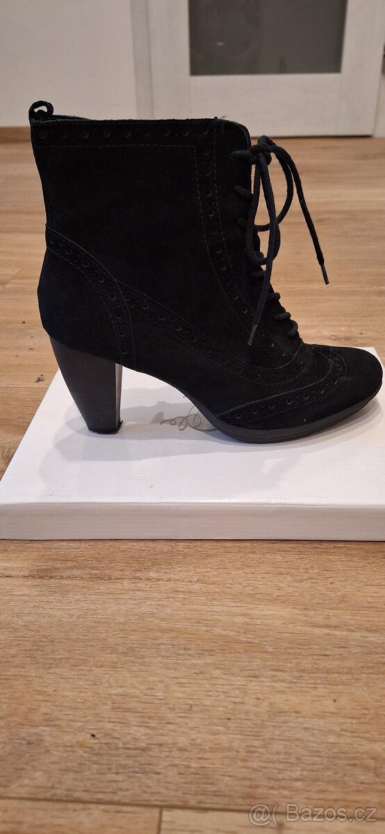 Kožené nízké kozačky s dekorativním prošíváním - 3