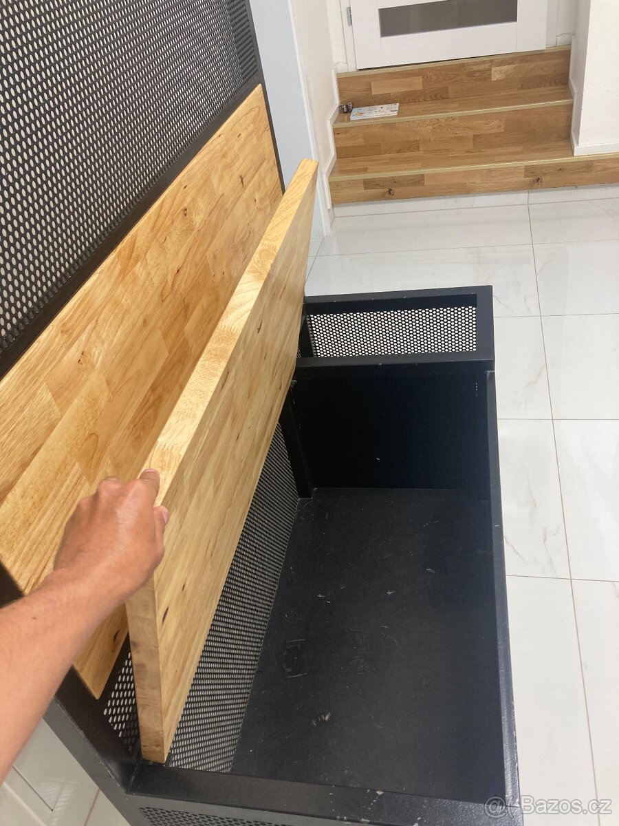 Věšák - 3