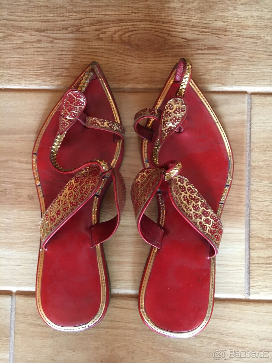 Retro tenisové rakety, kožešinové límce, pákistánské boty - 3