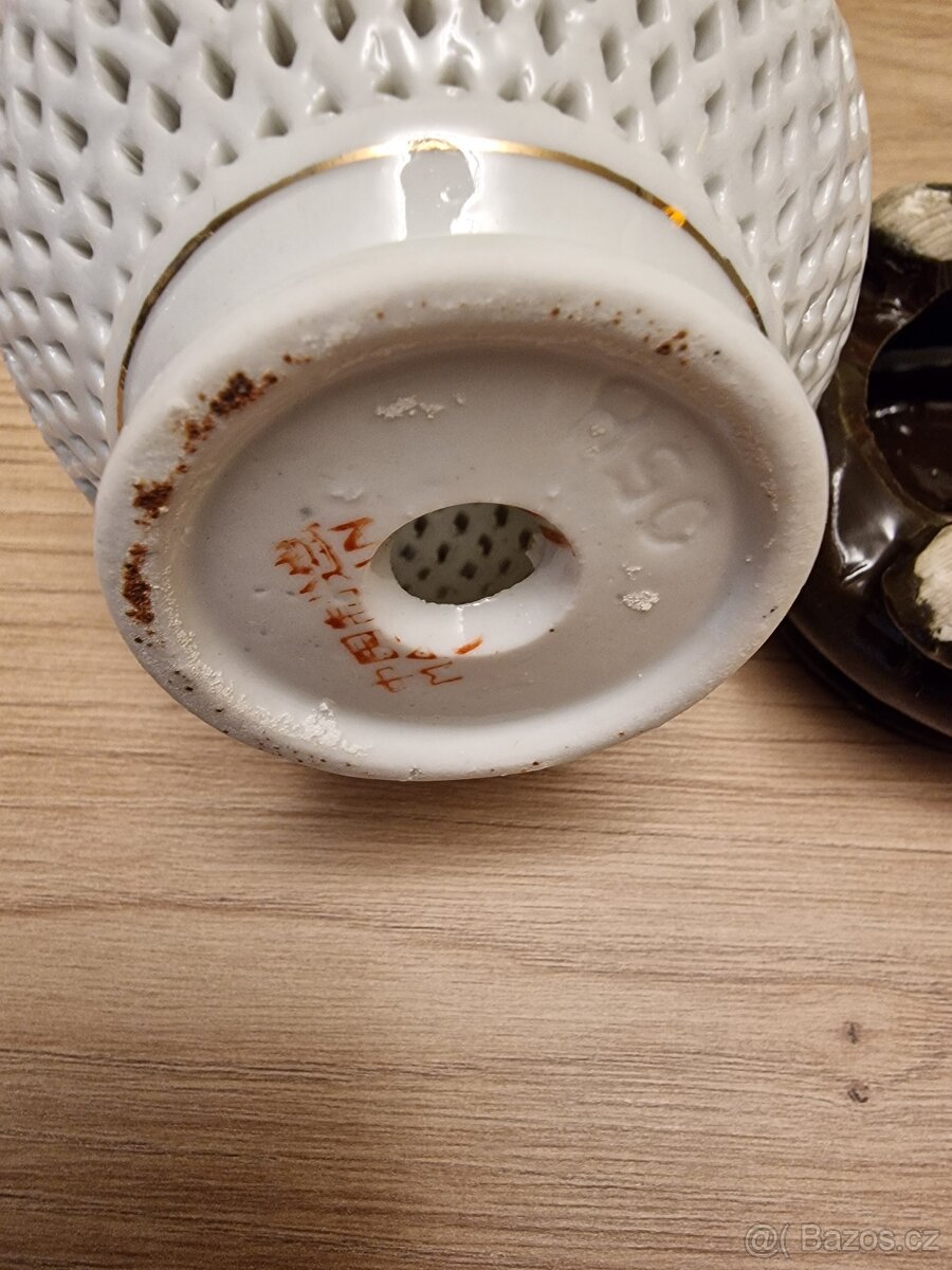 Exkluzivní bílá porcelánová váza s prolamovaným vzorem a sto - 3