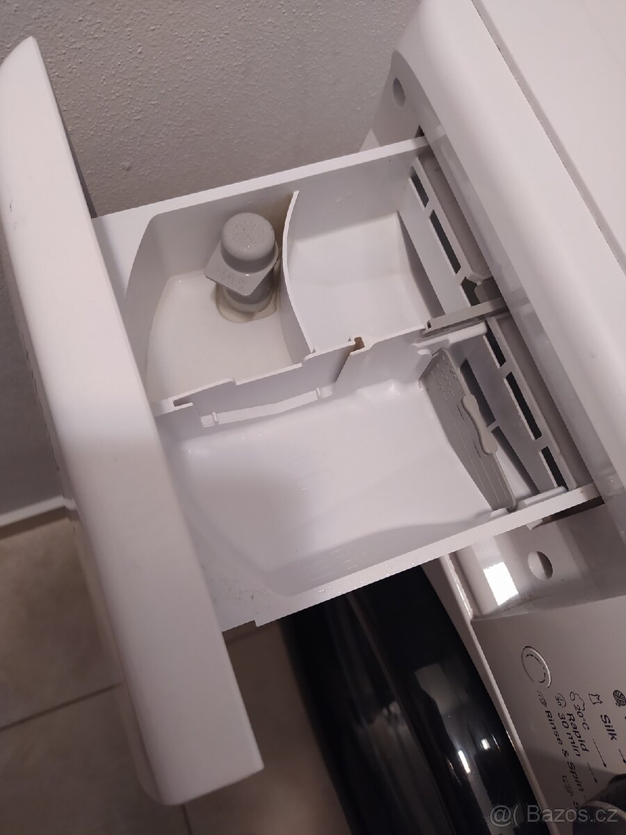 Prodám předem plněnou pračku Whirlpool na 9 kg prádla. - 3