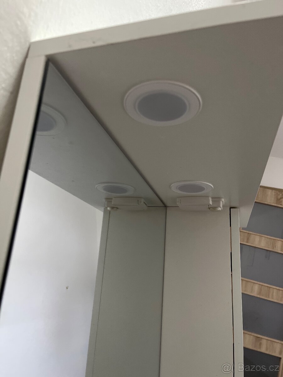 Zrcadlo se skříňkou - 3