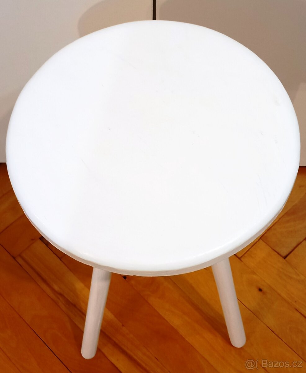 Květinový stolek na trojnožce bílý.. - 3