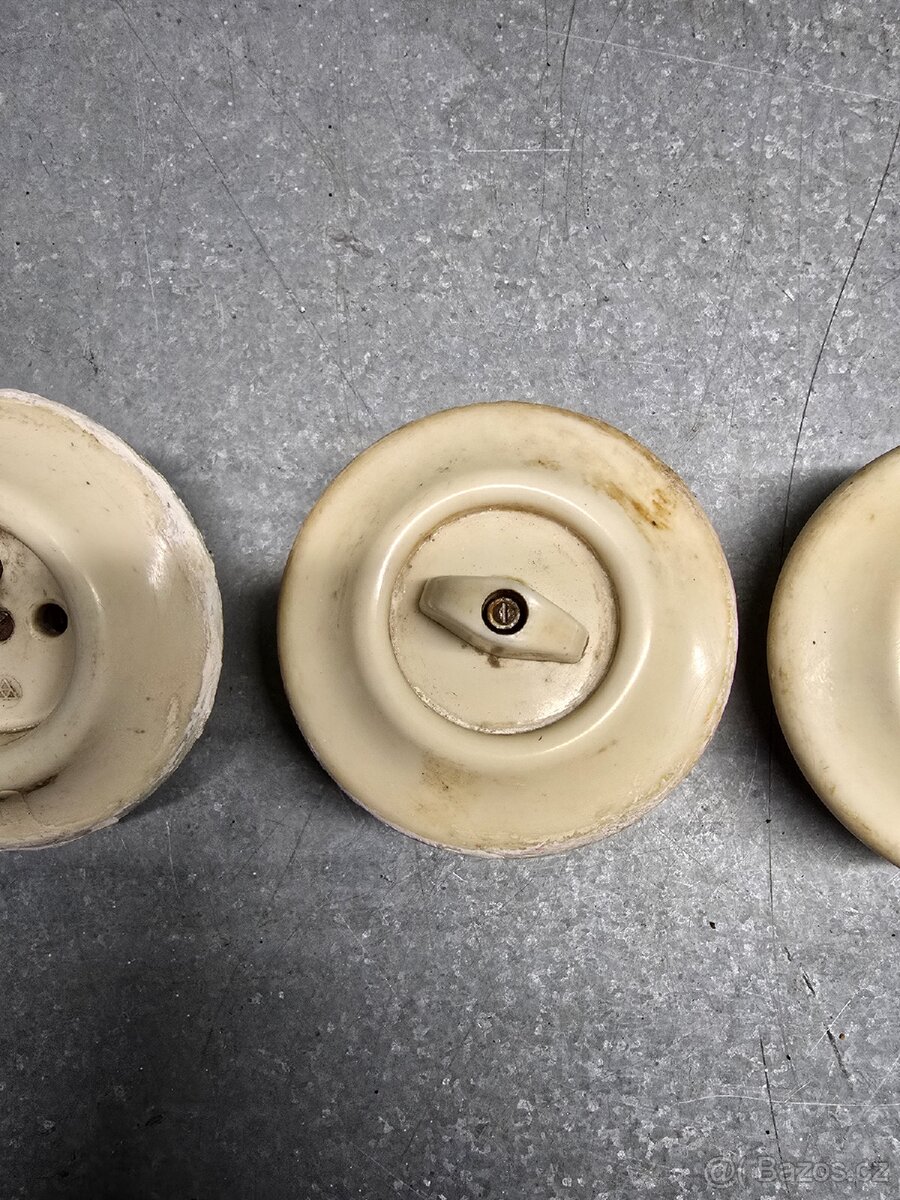 Retro vypínače a zasuvka - 3