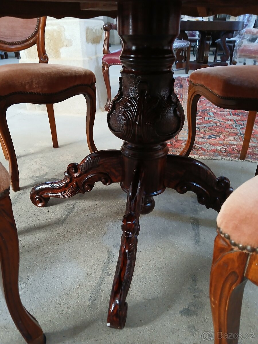 Prodám krásný starý jídelní stůl a čtyři židle. Veškerý náby - 3