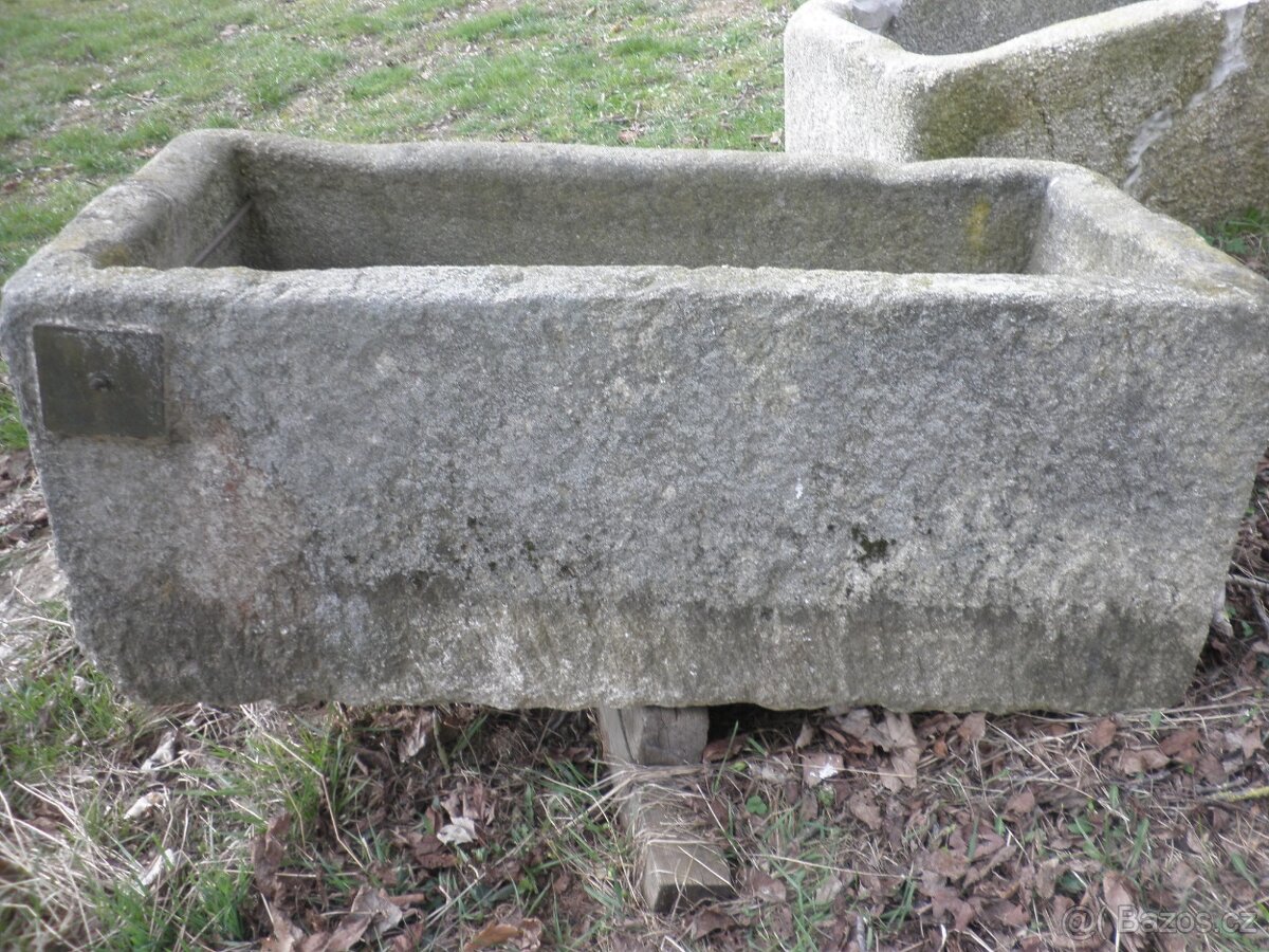 Velká stará kamenná žulová stírka kaménka napaječka koryto k - 3