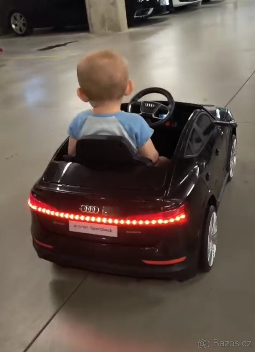 Elektrické autíčko Audi E-Tron Sportback 4x4 černé - 3