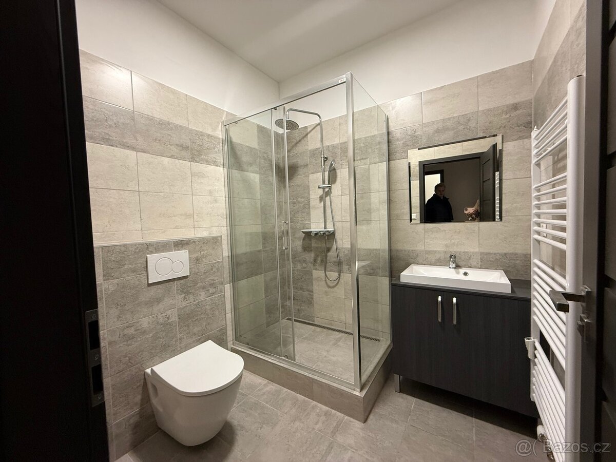 Pronájem nově zrekonstruovaného bytu 1kk v rezidenční vile s - 3