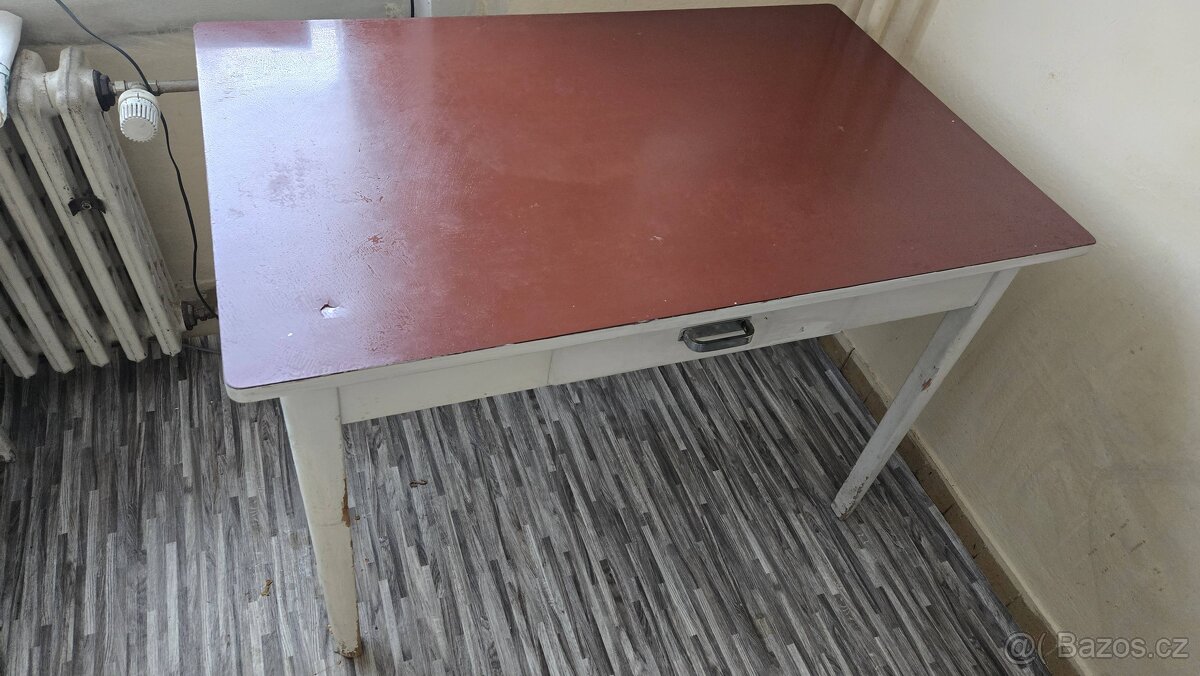 KUCHYŇSKÝ STŮL - 3