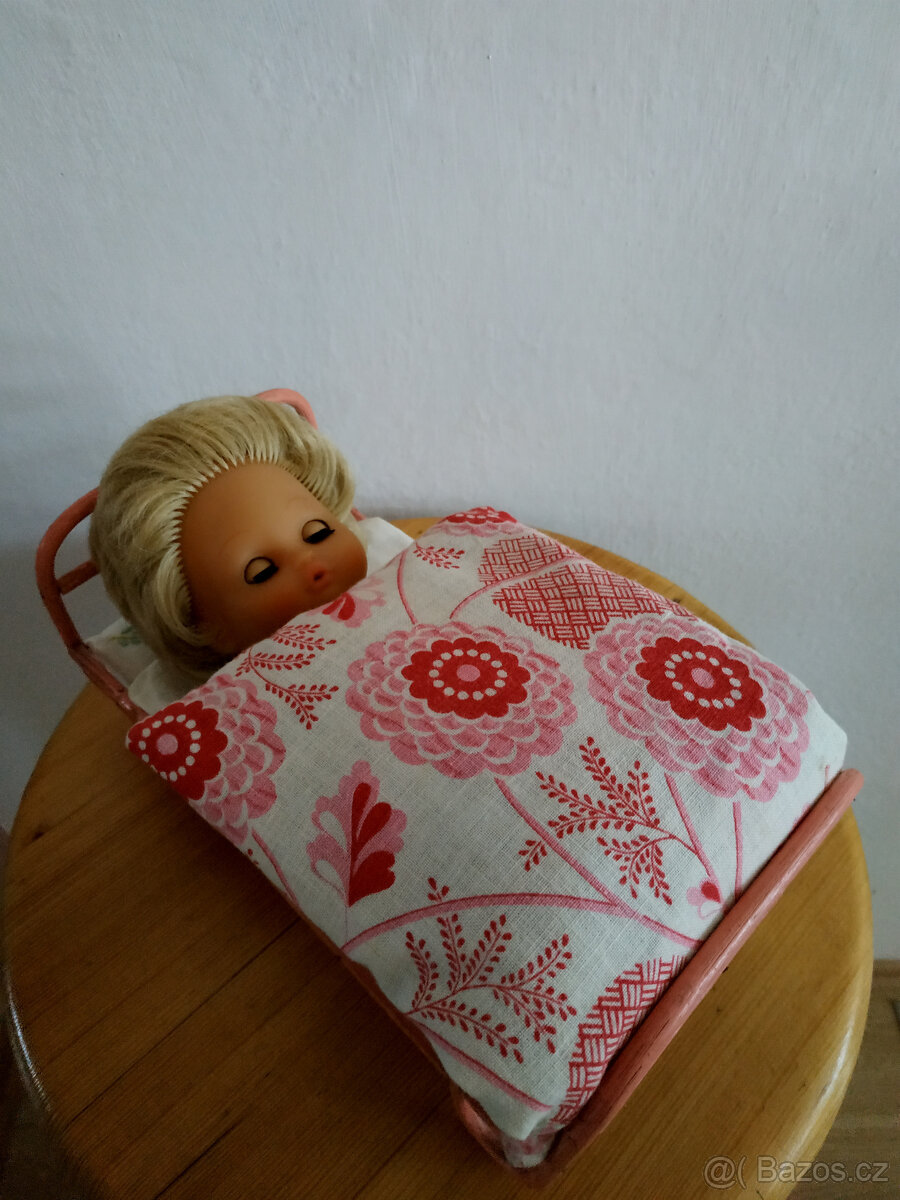 Retro sada - postýlka s přikrývkami a panenkou v bodýčku - 3