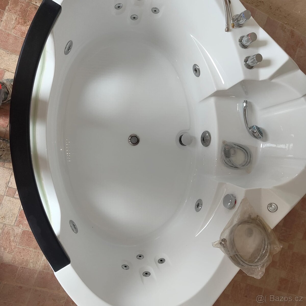 Velká hydromasážní vířivá vana - 3