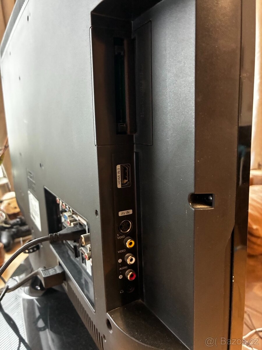 Samsung LE32B530 (32" LCD TV) - 3