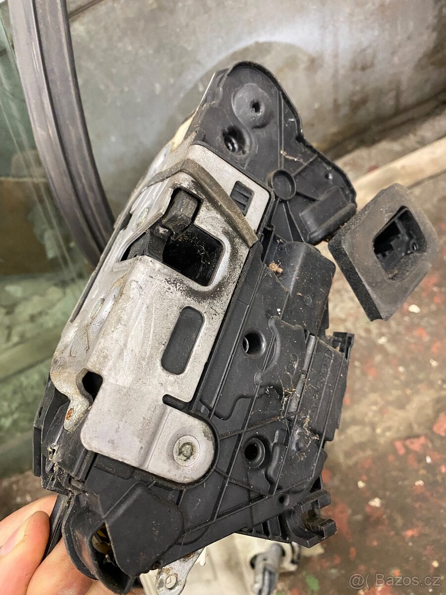 Škoda Superb III levé přední okno, zámek motor - 3