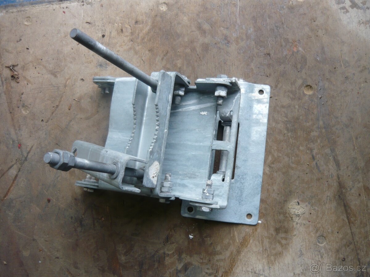 Pozinkovaný nástěnný otočný držák. 200 kč - 3