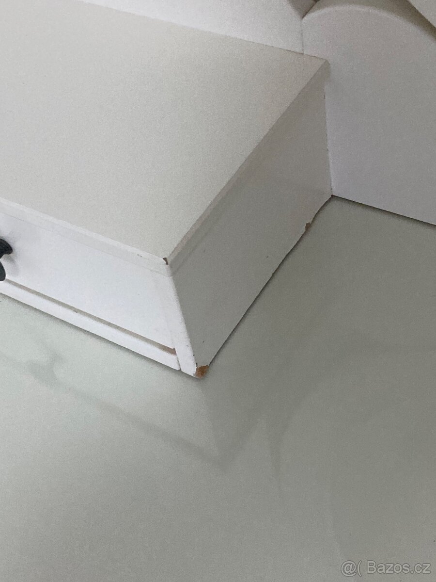 Kosmetický stůl bez židle - 3