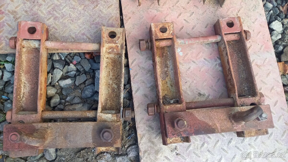 Zetor 25A/K-držáky zadních blatníků - 3
