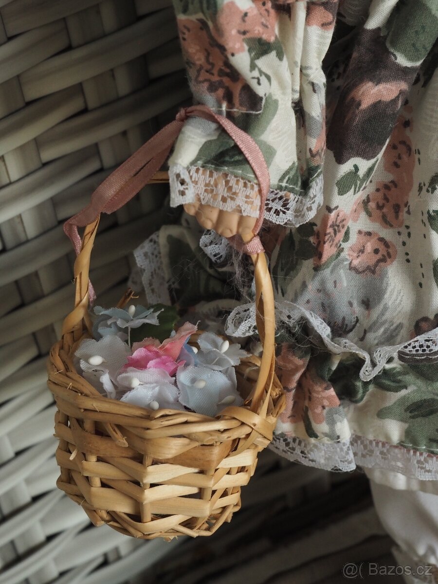 Porcelánová panenka - s proutěným košíkem - 3