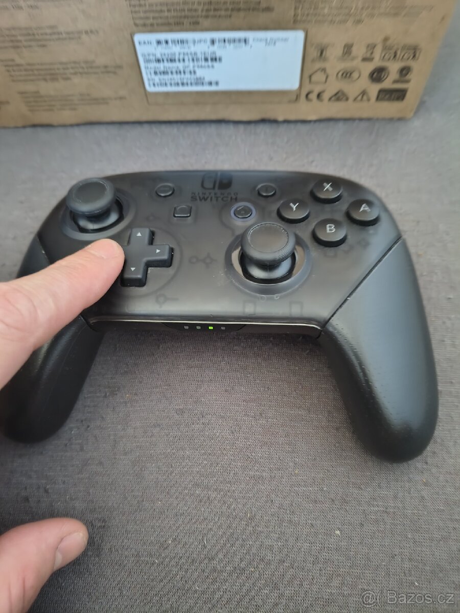 Nintendo Switch Pro Controller - 3