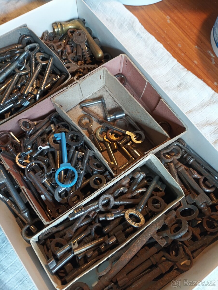 staré klíče,pozůstalost,krabice...jj - 3
