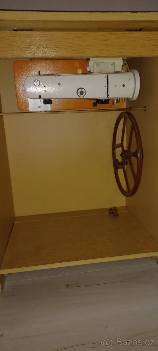 Starší skříňový šicí stroj - 3