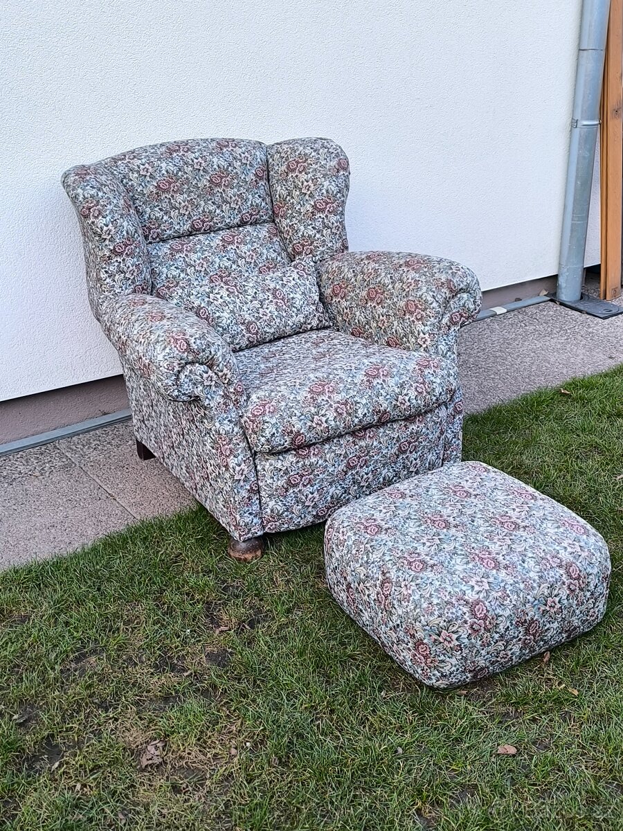 Prodám starožitné křeslo Ušák - 3