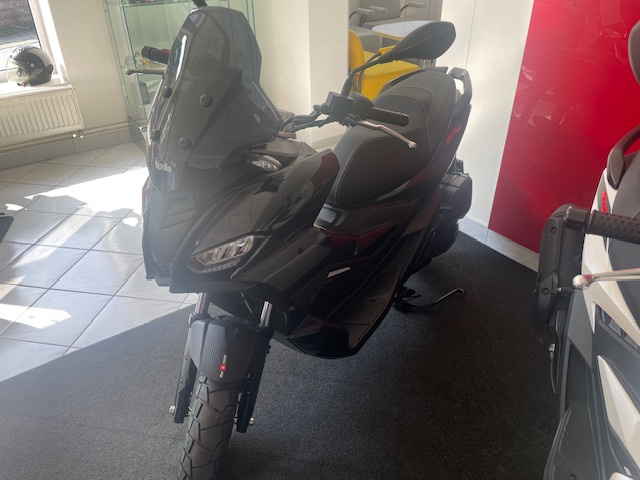 Aprilia SR-GT 125 Černá - 3