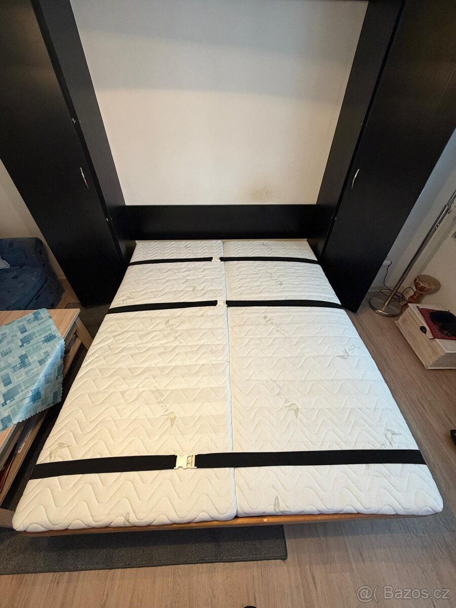 Sklápěcí postel uložená ve skříni - 3