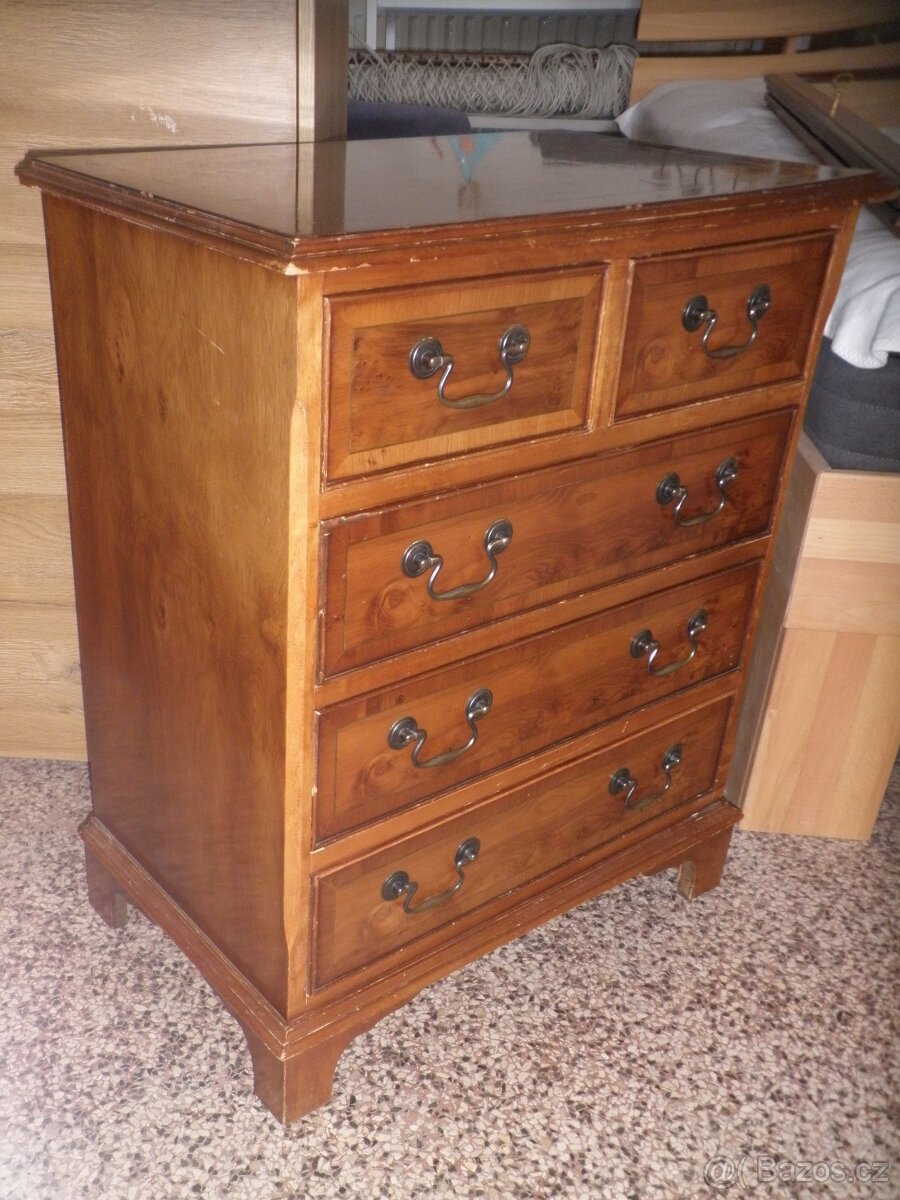 Menší skříňka nebo komoda v rustikálním stylu - 3