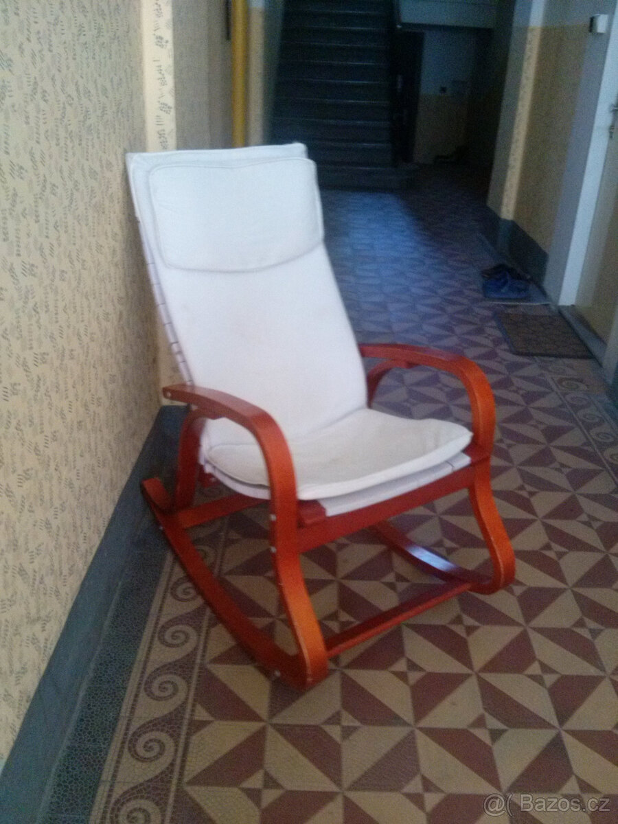 HOUPACI KŘESLO ROCA Z BŘEZOVEHO DŘEVA S POTAHEM - 3