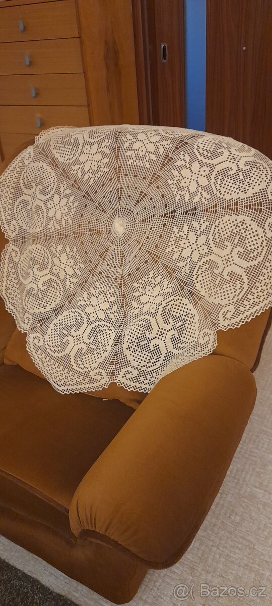 staré háčkované dečky a ubrusy - 3