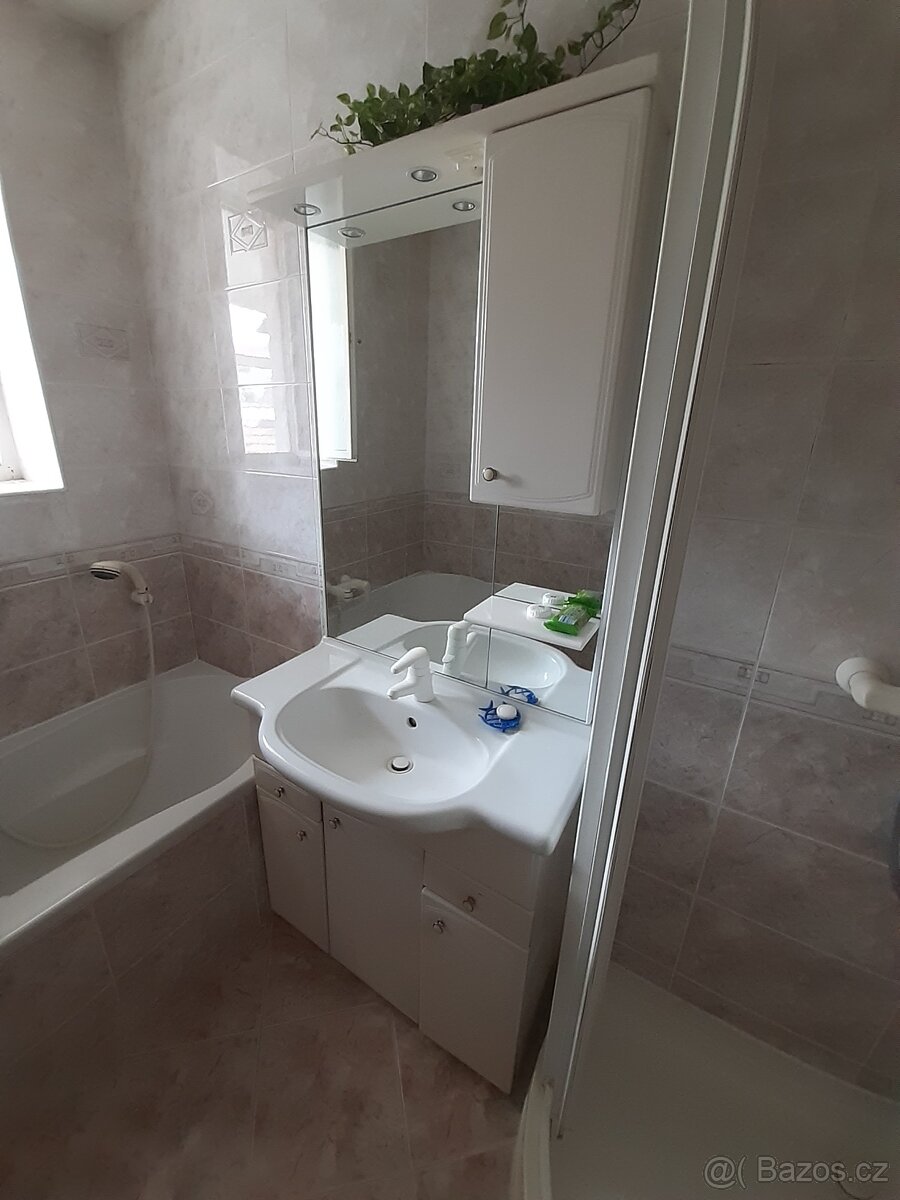 Koupelnová skříňka s umyvadlem, zrcadlem, světlem - 3