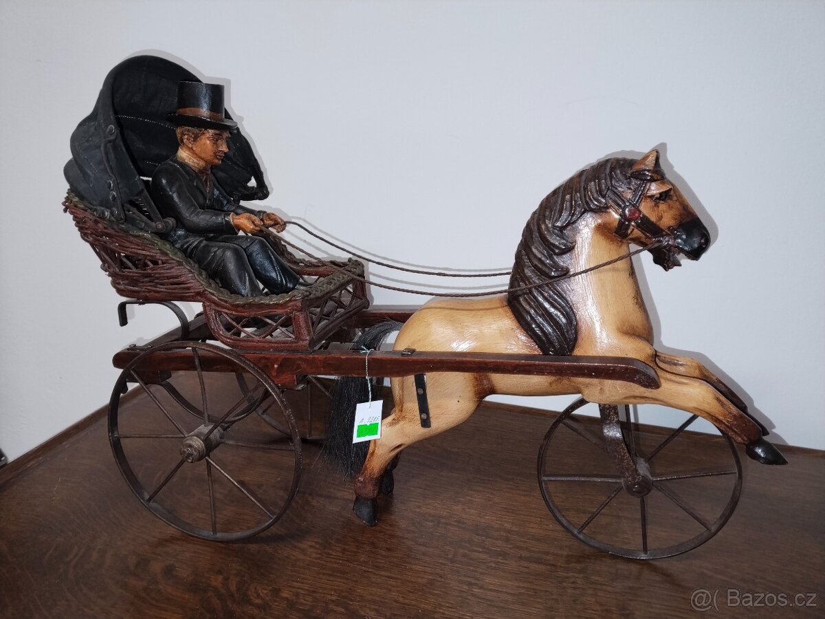 Starý koňský povoz - kočár s žokejem. - 3