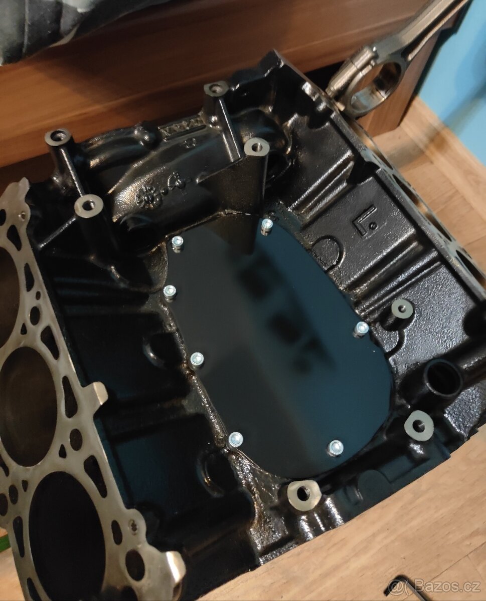 Stůl z motoru V6 - 3