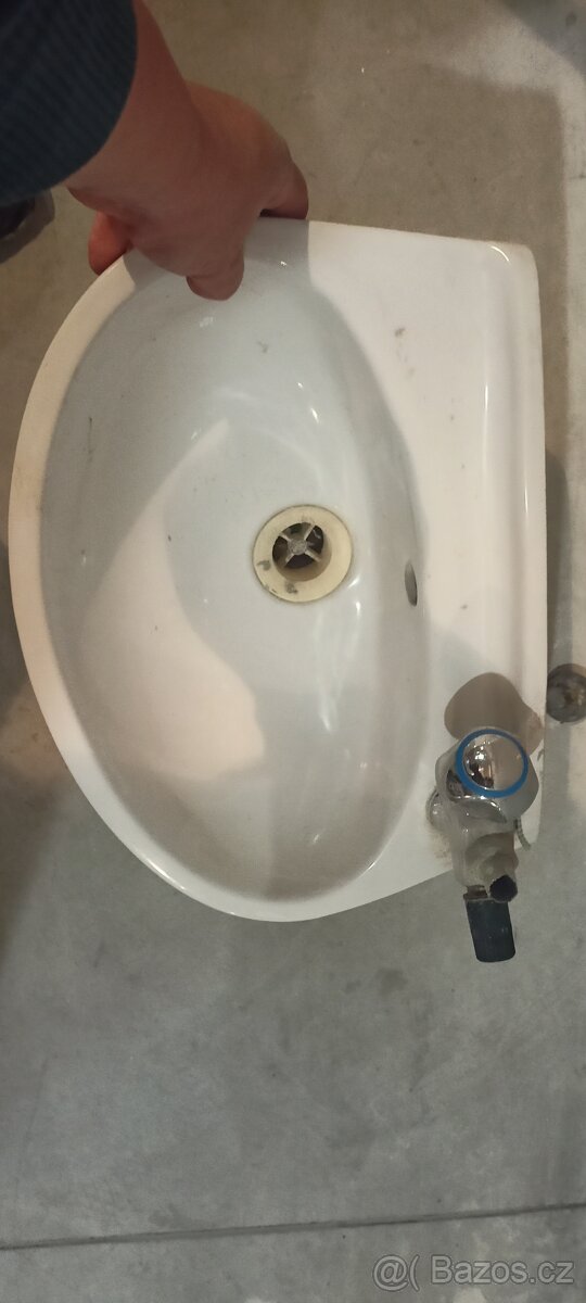 2x umyvadlo, závěsný sušák na prádlo - 3