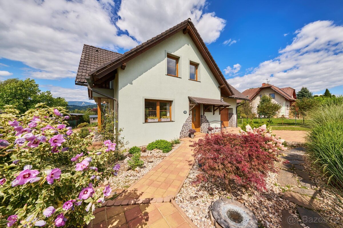 Prodej rodinného domu dispozice 5+kk ve Vlčicích - 3