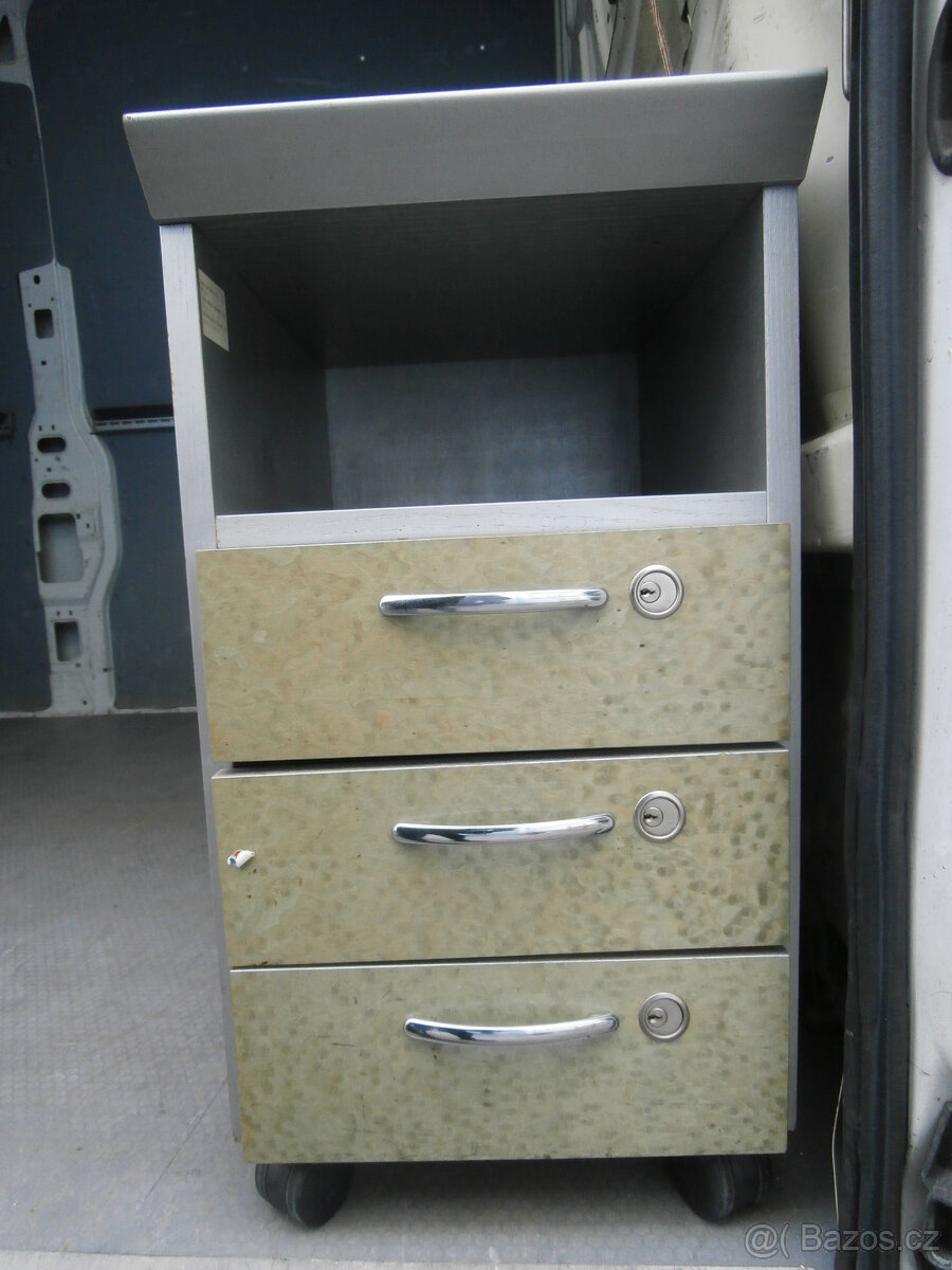 Skříňka dřevěná se zásuvkami uzamykatelná za 500 kč - 3