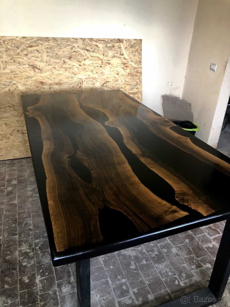Prodám stůl vyrobený z amerického ořechu - 3