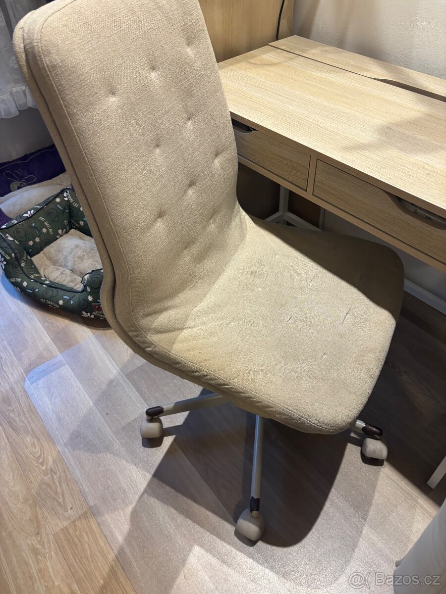 Pracovni stul se supliky a zidle - 3