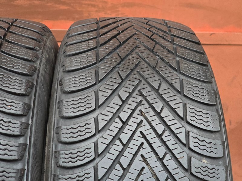 Zimní Pirelli 205/55/16 - 3