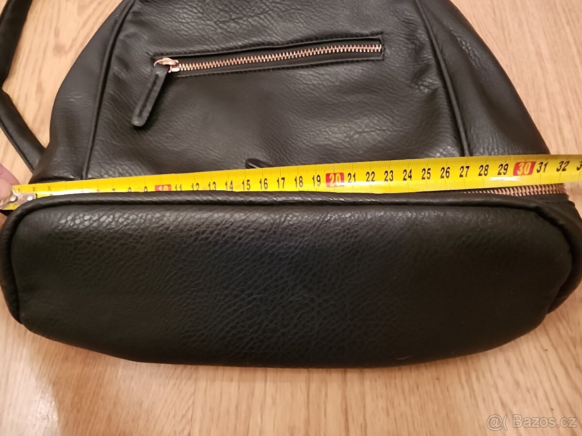 Prodám Dámský batoh se zlatými kovovými doplňky, Eko kůže - 3