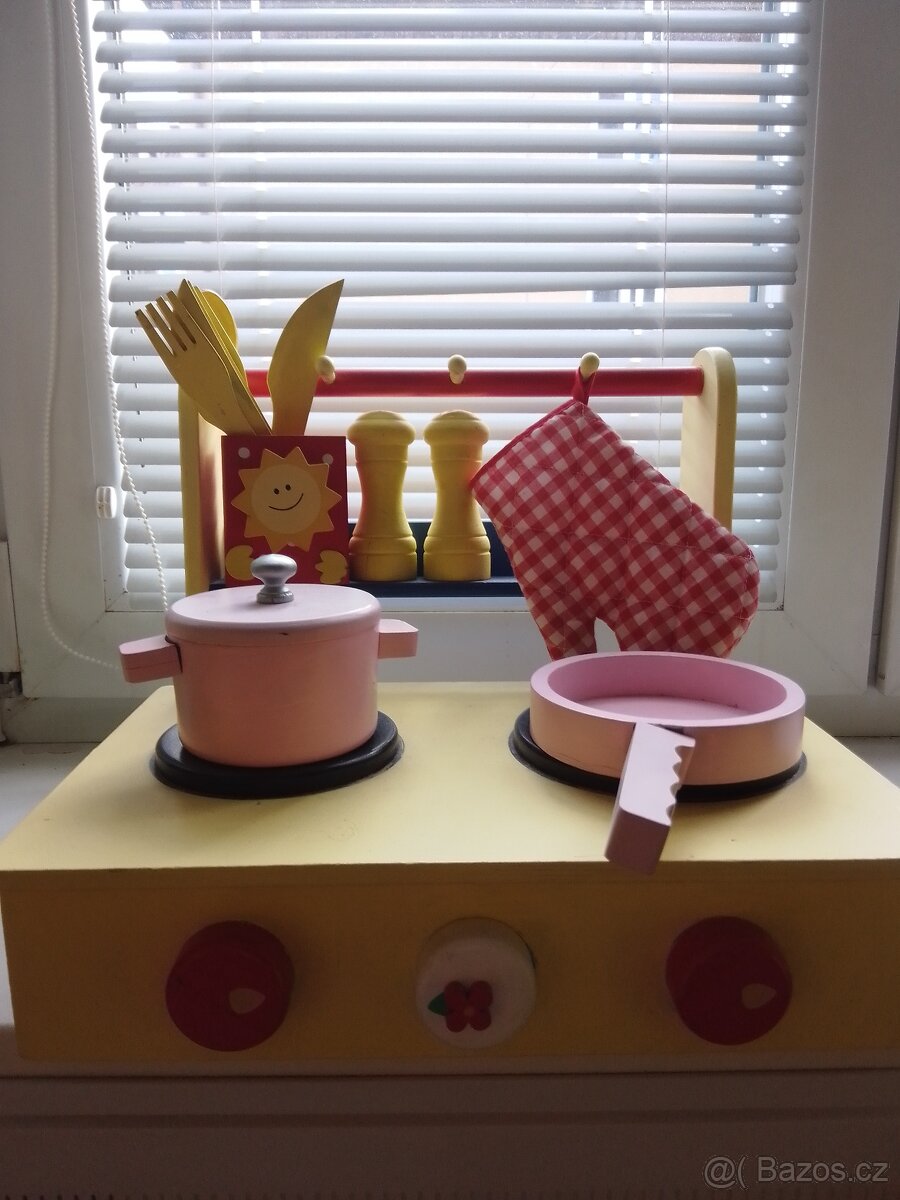HRAČKA DŘEVĚNÁ KUCHYŇKA A DŘEV. NÁDOBÍ, ŽEHLIČKA, SOLNIČKY - 3